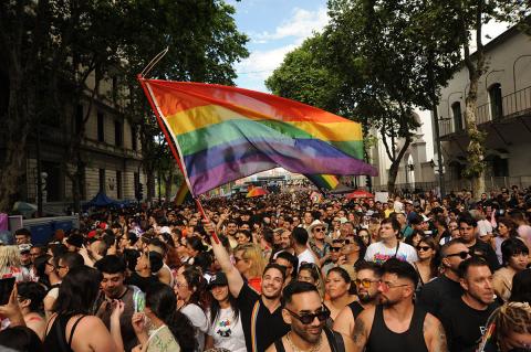 A Milei se lo enfrenta en las calles